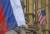  모스크바에 있는 주러 미국대사관에 러시아 국기와 미국 국기가 나란히 걸려 있다. 시베리아 쇼핑몰 화재 희생자를 추모하기 위해 조기가 게양됐다. [EPA=연합뉴스]