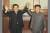 김대중대통령과 김정일 국방위원장이 2000년 6월 정상회담 합의문에 서명한 뒤 손을 들어 올리고 있다 [중앙포토]