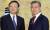 문재인 대통령(오른쪽)이 30일 오후 청와대에서 시진핑 중국 국가주석의 특사로 방한한 양제츠 정치국 위원과 악수를 나누고 있다. [청와대사진기자단]