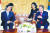 문재인 대통령(오른쪽)이 30일 오후 청와대에서 시진핑 중국 국가주석의 특별대표 자격으로 방한한 양제츠 중국 외교담당 정치국 위원을 만나 대화하고 있다. 청와대사진기자단