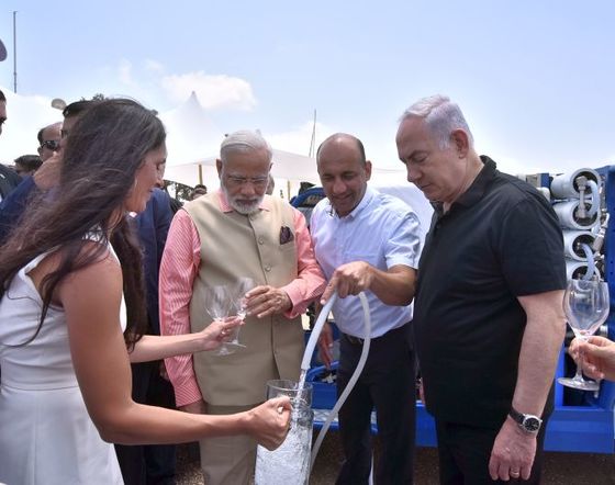  지난해 7월 4일 나렌드라 모디 인도 총리(왼쪽 두 번째)가 이스라엘을 방문해 해수 담수화로 만든 물을 시음하고 있다. [인도 외교부] 