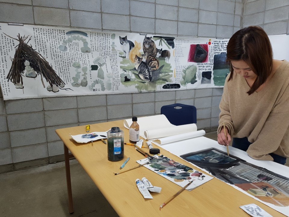 이달 초 팔복예술공장에 입주한 박두리(29) 작가가 작업실에서 그림을 그리고 있다. 전주=김준희 기자