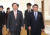남측예술단을 인솔하는 도종환 문체부 장관이 박춘남 북한 문화상(오른쪽)의 안내를 받고 있다. 사진공동취재단