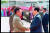 2000년 6월13일 오전10시 27분 전용기편으로 평양 순안공항에 도착한 김대중 전 대통령이 공항에 영접 나온 김정일 국방위원장과 두손을 잡고 환하게 웃으며 인사말을 나누고 있다. [중앙포토]