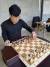 &#39;공동체 미술&#39;을 추구하는 조동희(34) 작가가 체스를 기반으로 한 옐로 게임을 설명하고 있다. 전주=김준희 기자