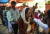 파키스탄- 파키스탄 기독교인이 30 일(현지시간) 카라치의 성도 교회에서 부활절 예배 중 십자가에 입을 맞추고 있다. [로이터=연합뉴스]