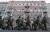 러시아 사관후보생들이 31일 상트페테르부르크 미국 영사관 앞을 지나고 있다. [AP=연합뉴스]