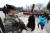 프랑스-무장한 한 군인이 30일(현지시간) 파리 몽마르트 언덕에 있는 성당앞에서 부활절 행사를 지켜보고 있다. [AFP=연합뉴스]