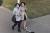  31일 남측예술단 평양공연팀의 숙소인 고려호텔 인근에서 봄옷차림의 평양 여성들이 거리를 걷고 있다. 평양=사진공동취재단