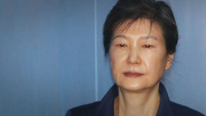 ‘자필 혐의 부인’ 달라진 박근혜, 법원 첫 판결 이번주 나온다