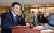 이주열 한국은행 총재가 2월 금융통화위원회 전체 회의에 앞서 밝은 표정으로 웃고 있다. [중앙포토]