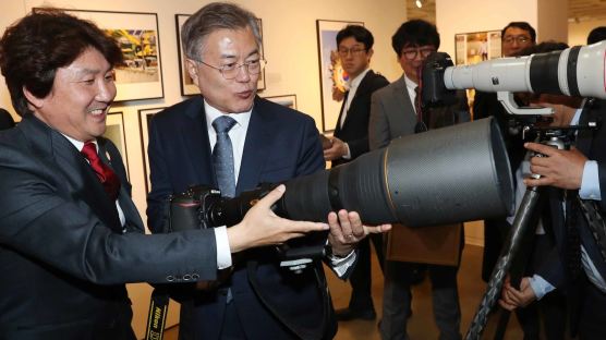 [서소문사진관]문 대통령 한국보도사진전에서 "장난이 아니네요"