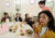 걸그룹 레드벨벳이 평양 옥류관에서 냉먹으로 점심식사를 하고있다. [평양공연 사진공동취재단]