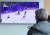 지난 2월 서울역에서 시민들이 평창 겨울 올림픽 여자아이스하키 중계 방송을 바라보고 있는 모습. 이번 올림픽 중계에선 중계진의 성차별적 발언이 총 30건 지적됐다. [뉴스1]