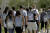 17명의 목숨을 앗아간 총기 난사 사건이 있었던 미 플로리다주 마조리 스톤맨 더글러스 고교 학생들이 2일(현지시간) 투명한 가방을 메고 등교를 하고 있다. [AP=연합뉴스]