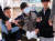 방배초등학교에서 초등학생을 대상으로 인질극을 벌이다 체포된 용의자가 2일 오후 서울 서초구 방배경찰서로 압송되고 있다. [연합뉴스]