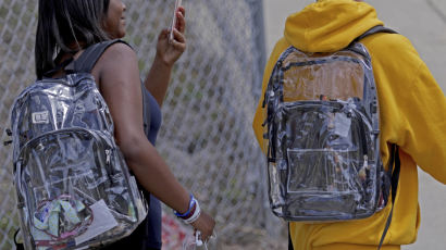 [서소문사진관]투명 가방 멘 미국 플로리다 총기 난사 사건 학생들.