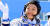 2008년 4월 8일 우주선에 탑승하는 이소연. 한국 최초 우주인 이소연씨가 8일 카자흐스탄 바이코누르 우주기지에서 소유즈 TMA-12 우주선에 탑승하기 직전 손을 흔들어 보이고 있다. [SBS] 