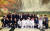 김정은 북한 노동당 위원장이 지난 1일 동평양대극장에서 열린 남측 예술단 공연 &#39;봄이 온다&#39;를 관람한 뒤 남측 예술단 출연자들과 기념촬영을 하고 있다. [연합뉴스]