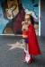 원조 원더우먼 복장을 한 어린이가 3일(현지시간) 헐리우드 명예의 거리에서 포즈를 취하고 있다. [EPA=연합뉴스]