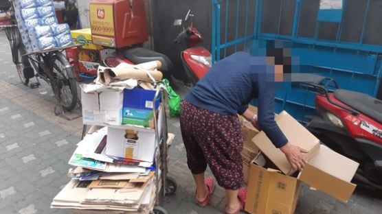 중국 재활용품 수입금지에 ‘수입 반 토막’...생계 위협 받는 노인들