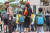 3일 오전 서울 서초구 방배초등학교에서 학부모들이 자녀들을 등교시키고 있다. [뉴스1]