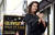 린다 카터가 3일(현지시간) 헐리우드 명예의 거리에서 팔을 X자로 만들어 포즈를 취하고 있다. [AP=연합뉴스]