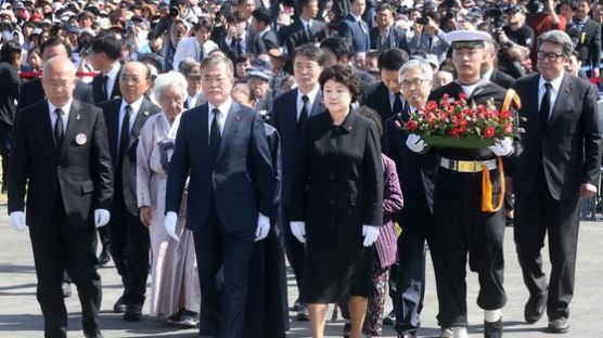 문 대통령 “제주 4·3 이념의 틀로 보면 안 돼 … 국가폭력 사죄”