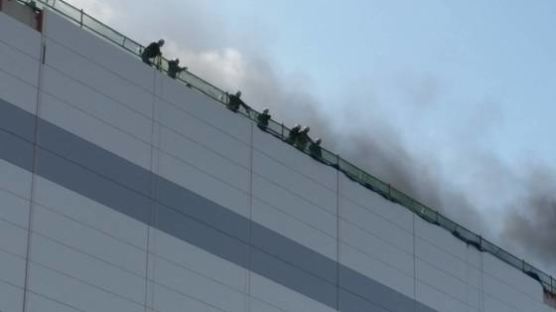 [속보] 파주 LG디스플레이 공장 화재…"옥상 대피 10명 구조중"