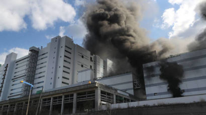 [속보]파주 LG디스플레이 화재…옥상 대피 근로자 구조, 3명 연기 흡입