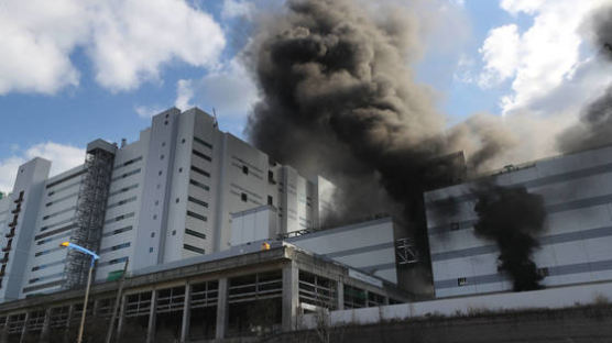 [속보]파주 LG디스플레이 화재…옥상 대피 근로자 구조, 3명 연기 흡입