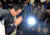 이웅열 회장이 2014년 2월 18일 경주 리조트 붕괴 사고의 사망자 분향소에서 조문하고 있다. [중앙포토]