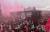 리버풀의 일부 과격한 서포터들이 경기에 앞서 맨시티 구단 버스 앞으로 몰려가 붉은색 화염을 터뜨리며 시위를 벌이고 있다. 몇몇 팬들이 던진 유리병과 맥주캔으로 인해 버스 일부가 파손됐다. [EPA=연합뉴스]