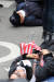 선고 형량에 불만을 표하는 지지자들이 길바닥에 드러눕고 있다. 김경록 기자