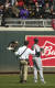 5일(현지시간) 시애틀 선발투수 제임스 팩스턴에게 날아들었던 독수리를 야구장 관계자가 떼어낸 후 팩스턴의 어깨를 두드리고 있다. [AP=연합뉴스] 