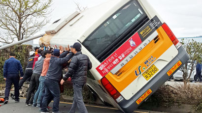 [사진] 사고버스 전복 막았다, 울산의 시민 영웅들