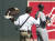  5일(현지시간) 시애틀 선발투수 제임스 팩스턴에게 날아들었던 독수리를 야구장 관계자가 떼어낸 후 팩스턴의 어깨를 두드리고 있다. [AP=연합뉴스] 