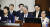 2017년 5월 23일 서울중앙지법 417호 형사대법정에서 열린 첫 정식재판에 출석한 박근혜 전 대통령. 이경재 변호사를 사이에 두고 최순실(오른쪽)과 나란히 앉았다. 사진공동취재단