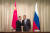 5일(현지시간) 시진핑 중국 국가주석 특사로 러시아를 방문한 왕이(사진 왼쪽) 중국 국무위원 겸 외교부장이 세르게이 라브로프(오른쪽) 러시아 외교장관과 기자회견에 앞서 악수하고 있다.[사진=신화]