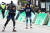 차 없는 거리를 찾은 어린이들이 롤러 스케이트를 타고 있다. 장진영 기자 