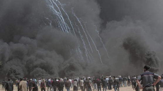 'PRESS' 내건 팔 사진기자까지 이스라엘군 총격으로 사망