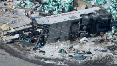 [서소문사진관]잔해만 남은 버스. 참혹한 캐나다 청소년 하키팀 추돌사고 현장