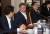 문재인 대통령이 9일 청와대 여민관에서 열린 수석보좌관회의를 주재한 뒤 임종석 실장(왼쪽)과 대화하며 불편한 표정을 짓고 있다. 김상선 기자
