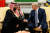 무함마드 빈살만 사우디 왕세자(왼쪽)가 지난달 20일 도널드 트럼프 대통령과 백악관에서 회담을 하고 있다. 이 자리에선 사우디 원전 건설 문제가 논의됐을 것으로 전문가들은 보고 있다. [AP=연합뉴스]
