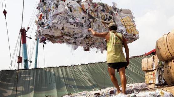 전세계 쓰레기통 닫은 중국, 시작은 영화 '소료왕국' 쇼크