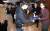 지난 2월 6일 대전지검 천안지청에서 노정연 천안지청장(오른쪽)이 나비센터 졸업생에게 장학금을 전달하고 있다. 프리랜서 김성태