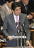 아베 일본 총리가 9일 참의원 예산위원회에서 이라크 파병 자위대의 일일보고 문서은폐에 대해 &#34;깊이 사죄한다&#34;고 사과하고 있다. [교도=연합뉴스]