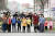 평양 시민들이 8일 평양국제마라톤에 출전한 선수들에게 손을 흔들고 있다. [AFP=연합뉴스]