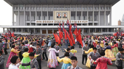 [서소문사진관]평양에도 플래시몹? 북한 학생 1000여명 한복입고 떼춤