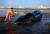 한 구조대원이 고래에게 물을 뿌려주고 있다. [신화통신=연합뉴스]